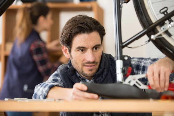 Fahrradmeister Einer Werkstatt Beim Einbau Eines Sattels — Stockfoto