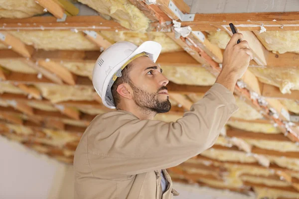 Hombre Instalación Capa Aislamiento Techo Térmico —  Fotos de Stock