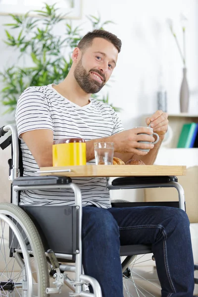 Entusiastisk Handikappad Man Äter Frukost — Stockfoto