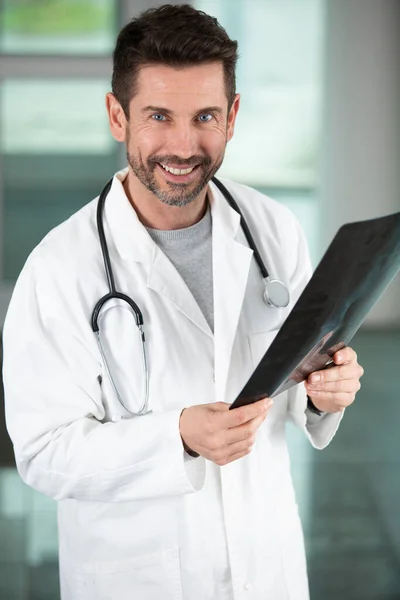 Mladý Mužský Lékař Pracující Klinice — Stock fotografie