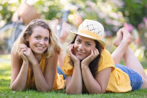 Två Bästa Vänner Grönt Gräs — Stockfoto