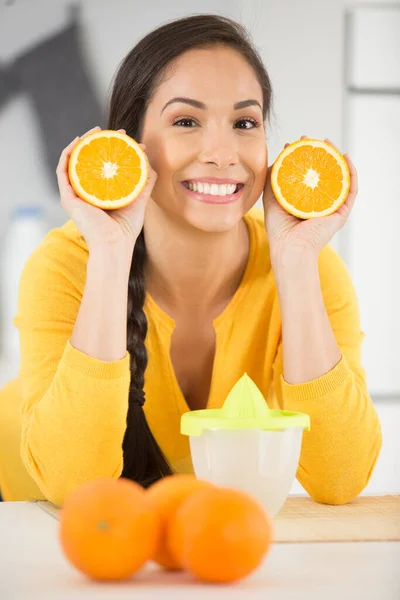 Glückliche Frau Zeigt Orangen Die Kamera — Stockfoto