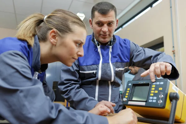 Donna Uomo Durante Veicolo Diagnostico — Foto Stock