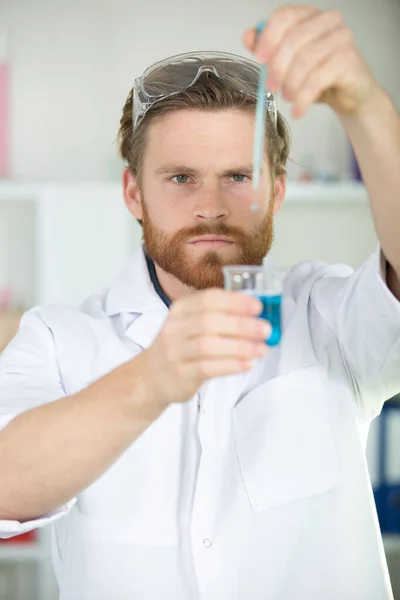 Mâle Scientifique Goutte Liquide Dans Bécher — Photo