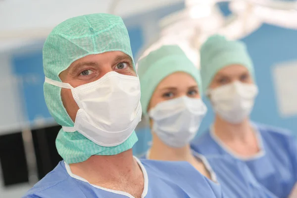 Portrait Chirurgiens Debout Dans Salle Opération Hôpital — Photo