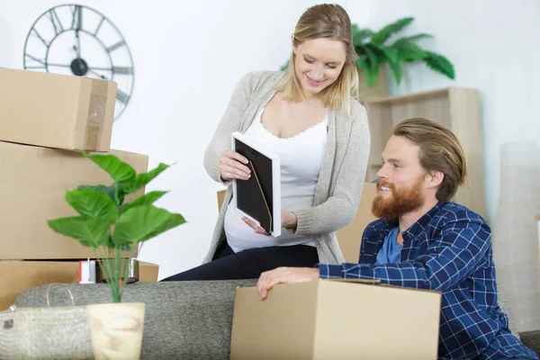 Glad Gravid Kvinna Kollar Gamla Bilden När Flyttar Lådor — Stockfoto