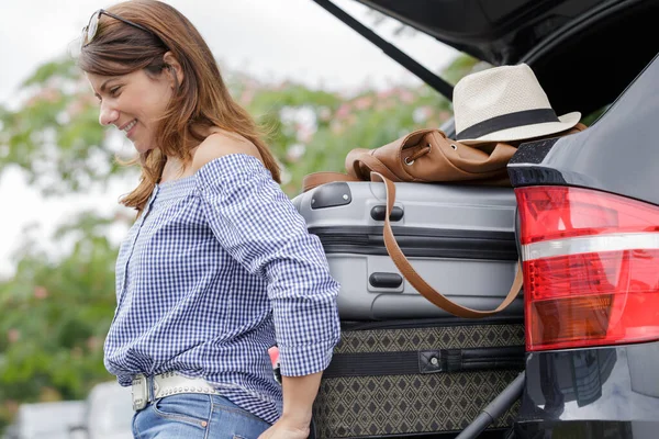 Vrouw Zetten Luggages Kofferbak Van Een Auto — Stockfoto