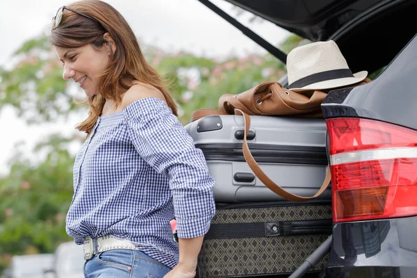 Femme Mettant Des Bagages Dans Coffre Une Voiture — Photo