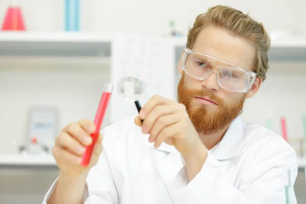 Jonge Man Die Het Laboratorium Werkt — Stockfoto