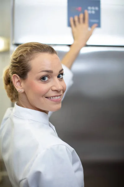 Chef Feminino Pressionando Botão Para Operar Máquinas — Fotografia de Stock