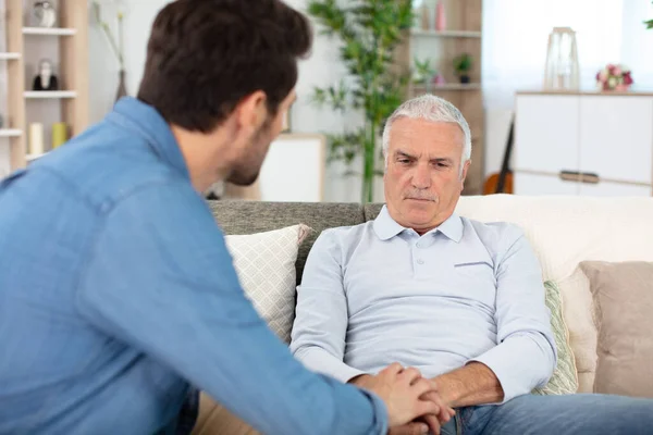 Ung Man Pratar Med Sorgsen Äldre Far — Stockfoto
