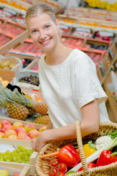 Bir Kadın Sağlıklı Alışveriş Yapar — Stok fotoğraf