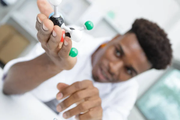 Wetenschapper Werkt Het Laboratorium Met Dna Model — Stockfoto