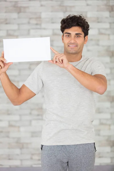 Lässig Gekleideter Mann Hält Ein Leeres Rechteckiges Schild Der Hand — Stockfoto