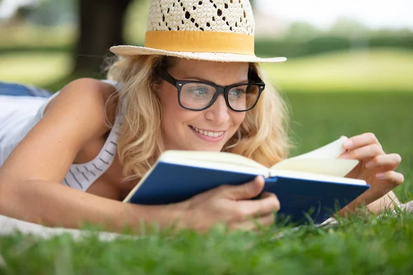 Młoda Dama Leżąca Trawie Czytając Książkę — Zdjęcie stockowe