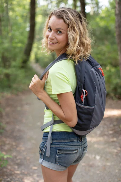 Femme Marchant Dans Forêt Portant Sac Dos — Photo