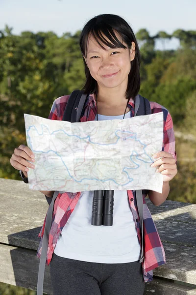 Gelukkige Vrouw Berg Met Een Kaart — Stockfoto