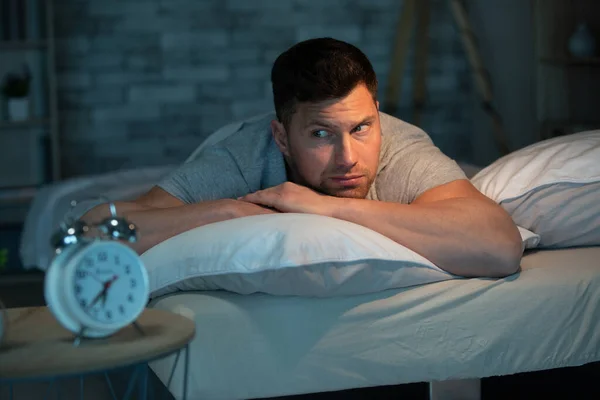 Man Met Slaapprobleem Bij Zijn Bed Thuis — Stockfoto