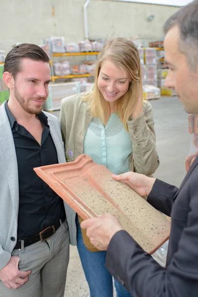 Dachziegel Verkäufer Zeigt Ein Beispiel — Stockfoto