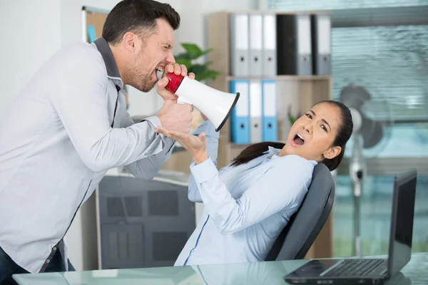 Emotionaler Geschäftsmann Brüllt Verängstigte Kollegin Mit Megafon — Stockfoto