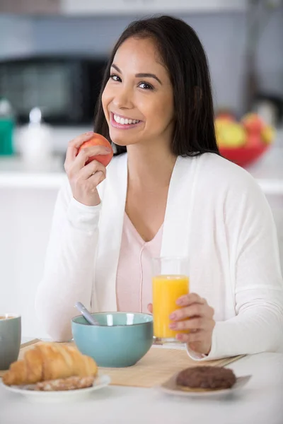 快乐的女人吃着健康的早餐 — 图库照片