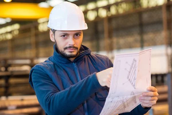 Man Met Een Vervaardigen Blauwdruk — Stockfoto