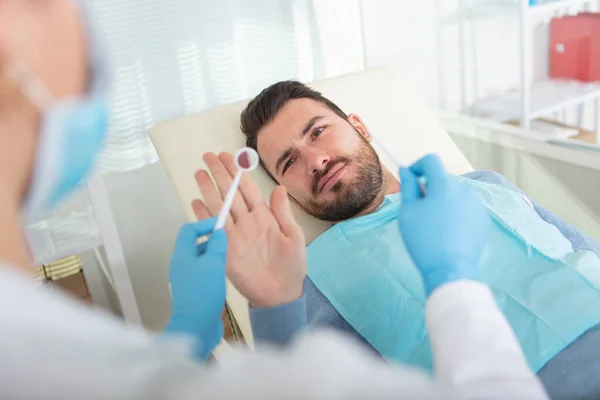 Zahnarzt Mit Glücklichem Männlichen Patienten Klinik — Stockfoto