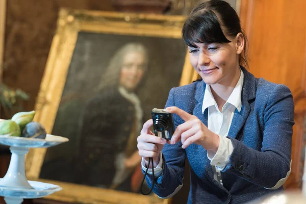 Woman Taking Photo Painting Museum — Foto de Stock