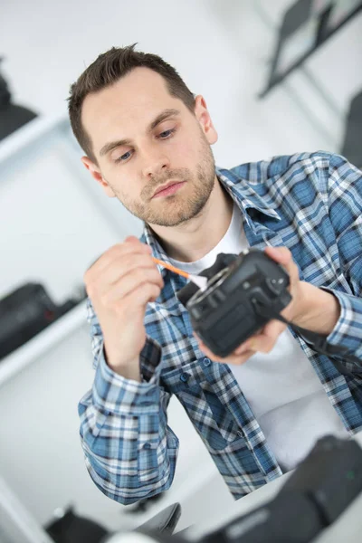 Ung Fotograf Rengöring Kamera — Stockfoto
