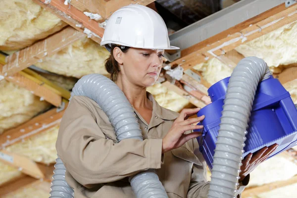 Construtor Fêmea Que Inspeciona Sistema Ventilação — Fotografia de Stock