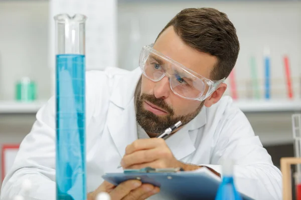 Cientista Verificando Uma Solução Frasco Cônico — Fotografia de Stock