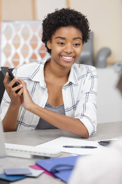 Vrouw Ontwerper Met Notebook Het Kantoor — Stockfoto