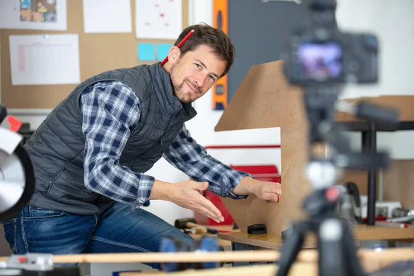 Junger Lächelnder Fröhlicher Mann Bei Der Aufnahme Einer Videoanleitung — Stockfoto