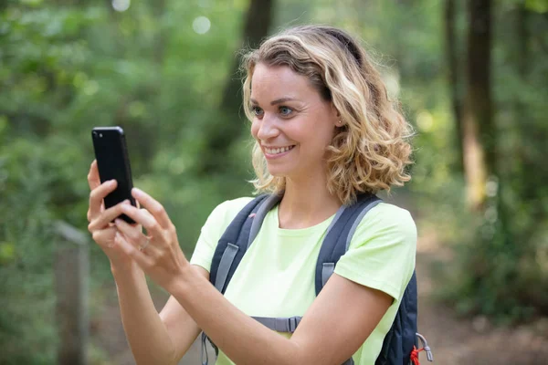 Felice Escursionista Femminile Utilizzando Suo Telefono — Foto Stock