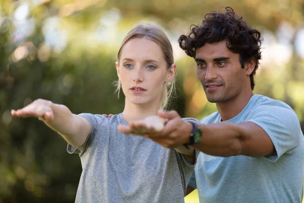 Joven Hombre Mujer Haciendo Yoga Pareja Aire Libre — Foto de Stock