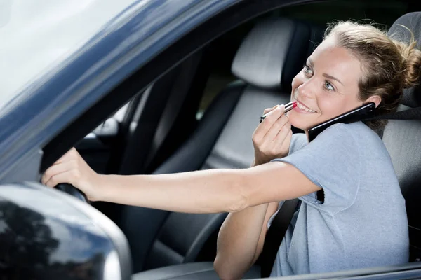 Ung Vacker Leende Kvinna Applicera Läppstift Bilen — Stockfoto