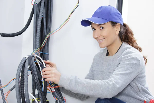 Kvinnlig Elektriker Fastställande Elektriska Kablar Uttaget — Stockfoto