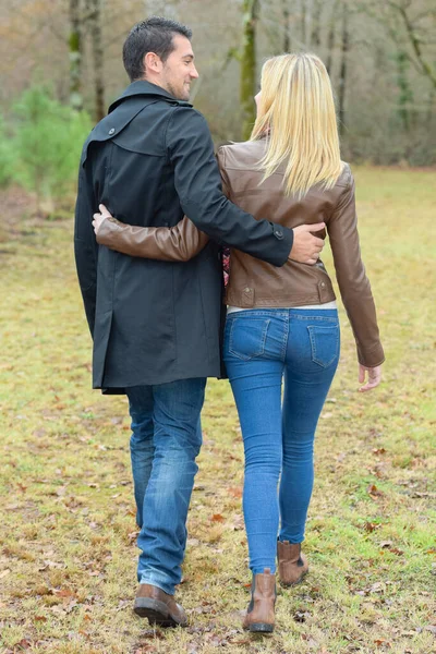 Abrazando Pareja Caminando Campo — Foto de Stock