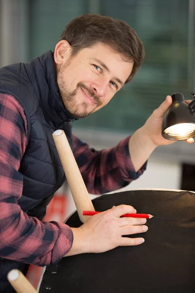 Ευτυχής Άνθρωπος Που Χρησιμοποιεί Εργαλεία Για Καθορίσει Μια Καρέκλα — Φωτογραφία Αρχείου