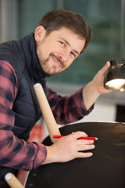 Homem Feliz Usando Ferramentas Para Fixar Uma Cadeira — Fotografia de Stock