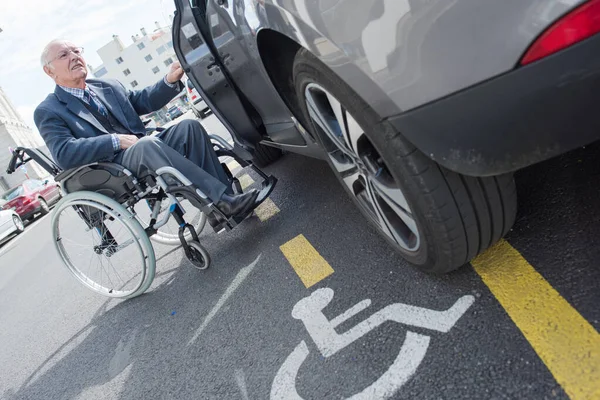 Starszy Niepełnosprawny Kierowca Czeka Asystent Wsiądzie Samochodu — Zdjęcie stockowe