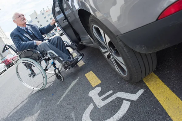 Motorista Deficiente Sênior Espera Assistente Para Carro — Fotografia de Stock