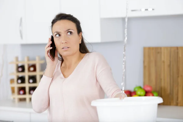 Mulher Chamando Encanador Para Corrigir Vazamento Água Teto — Fotografia de Stock