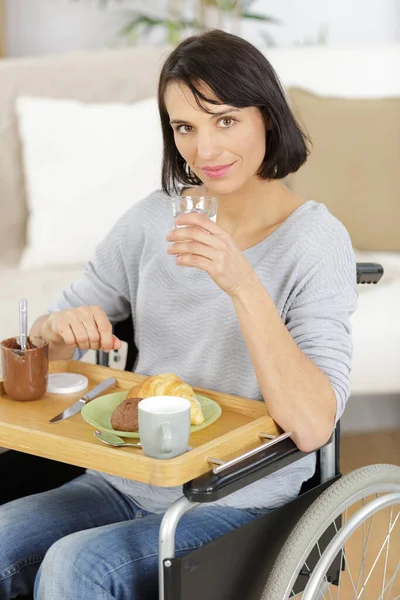 Ευτυχισμένη Γυναίκα Αναπηρική Καρέκλα Τρώει Πρωινό — Φωτογραφία Αρχείου