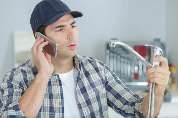 Loodgieter Aan Telefoon Praten Met Klant Aan Telefoon — Stockfoto