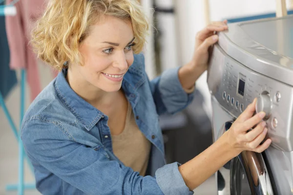 Heureux Jeune Femme Tournant Régulateur Sur Machine Laver — Photo