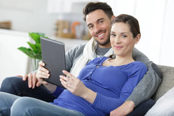 Een Paar Met Behulp Van Tablet Naar Videogesprek — Stockfoto