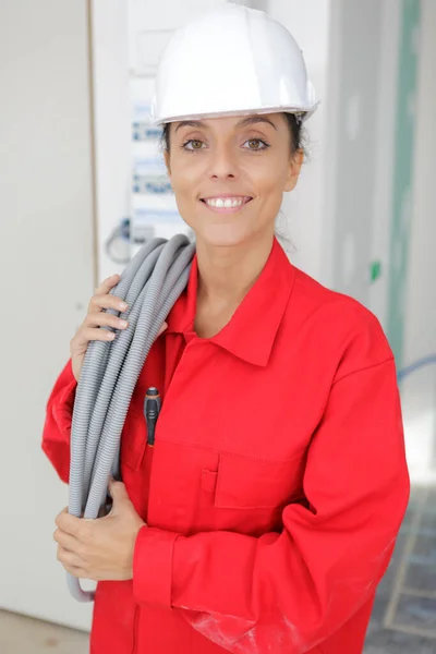 Gelukkig Vrouwelijk Werknemer Naast Ventilatie Buizen — Stockfoto
