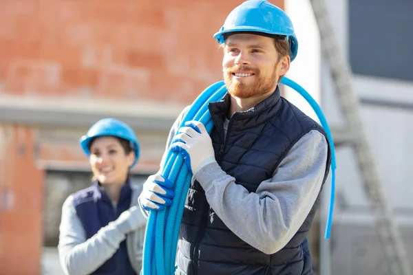 Bauarbeiter Auf Baustelle Hält Rohr — Stockfoto