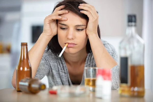 Pijana Kobieta Depresją Paląca Pijąca Domu — Zdjęcie stockowe